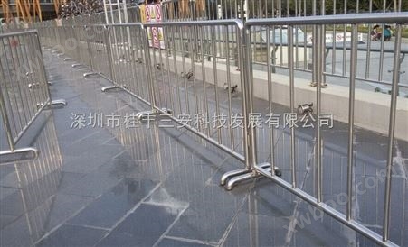 不锈钢活动护栏在地铁站使用引导人流快速找到出入口